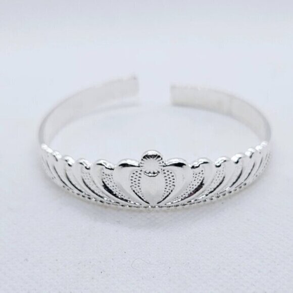 Silver Tone Adjustable Crown Style Bracelet NWT - Picture 3 of 6